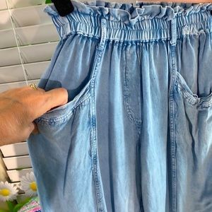Sim & Sam light blue chambray Capri pants with pockets